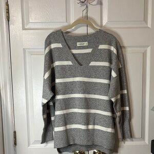 Abercrombie & Finch Gray and Cream V-Neck Sweater Sz Small Excellent Condition